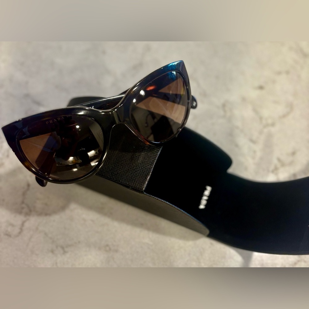 PRADA Tortoise Shell ๐ถ๏ธ Sunglasses ๐๐ค๐ - Picture 13 of 16